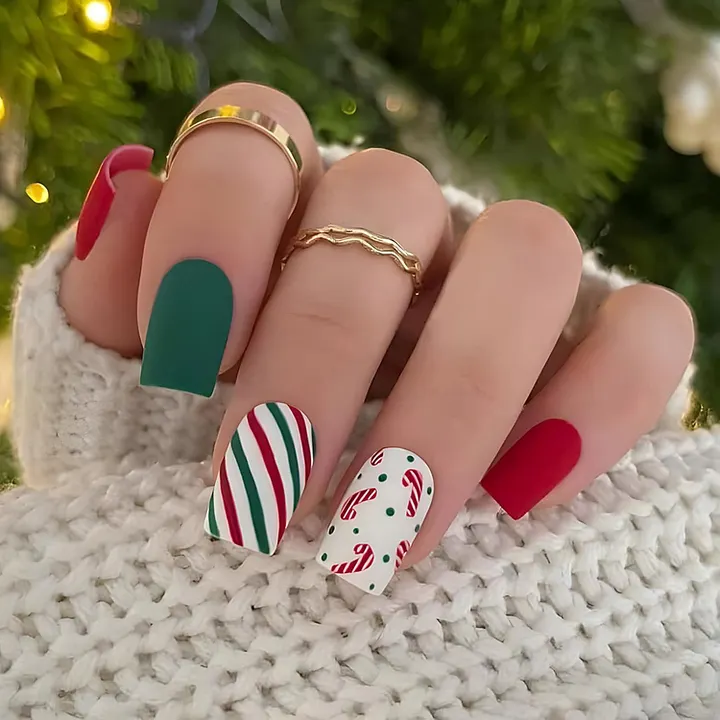 9 Trendy and Charming Holiday Nails Ideas You’ll Love This Season - 2